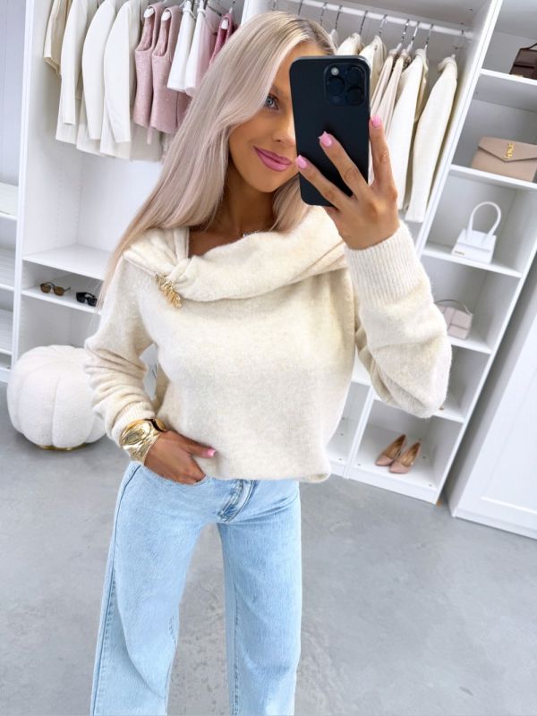 Jasny Beż Miękki Sweter Ze Złotym Akcentem