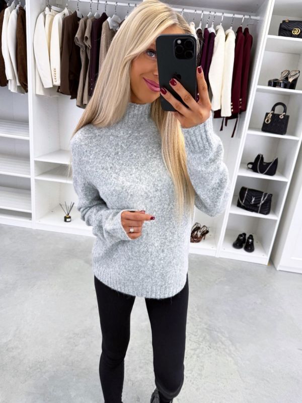 Pelēks Maigs Adījuma Džemperis Ar Augstu Apkakli