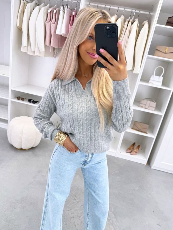 Szary Miękki Sweter Z Dekoltem W Serek