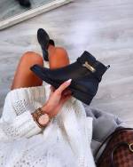 Must Kuldse Pandlaga Poolsaapad