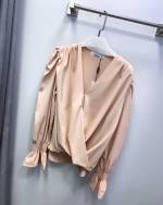 Must V-lõikega Langev Sifoonpluus