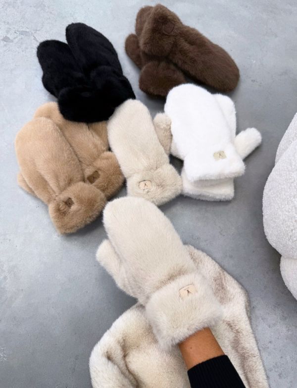 Bēša Maigas Un Mājīgas Cimdi