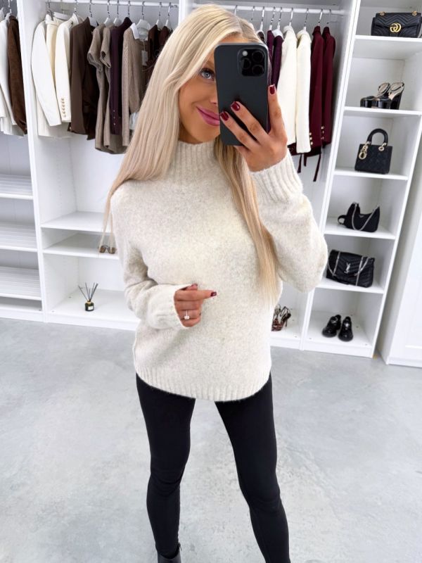 Gaiši Bēša Maigs Adījuma Džemperis Ar Augstu Apkakli