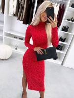 Tumepunane Venivast Kangast Kivide Ja Lõhikuga Kleit