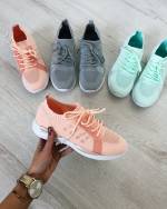 Must Ülikerged Ja Mugavad Vabaaja Jalanõud