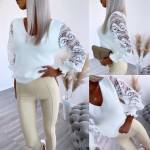 Smėlio Spalvos Minkštas Megztinis Su Nėrinių Rankovėmis