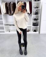 Šviesiai Smėlio Spalvos Minkštas Megztinis Aukštu Kaklu