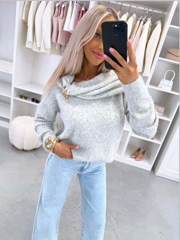Szary Miękki Sweter Ze Złotym Akcentem