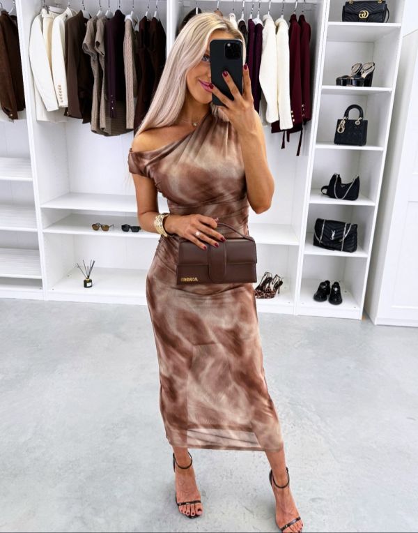 Ruda Tampri Vidutinio Ilgio Suknelė Su Raukta Liemens Linija Ruda Tampri Vidutinio Ilgio Suknelė Su Raukta Liemens Linija