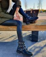 Must Pärlite Ja Rihmadega Saapad