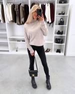 Šviesiai Smėlio Spalvos Minkštas Megztinis Aukštu Kaklu